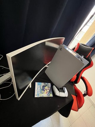PS5 con monitor y silla gamer