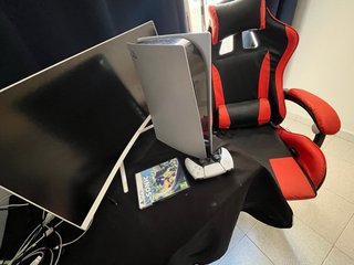 PS5 con monitor y silla gamer