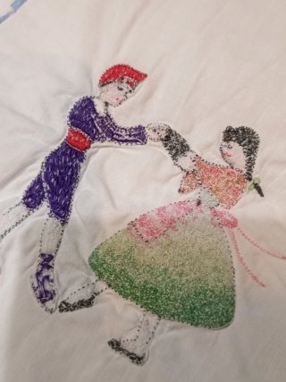 Vecchia biancheria da letto in cotone ricamata