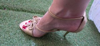 Sandalias doradas tacón piel lazo pedrería