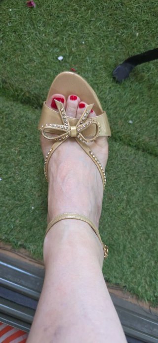 Sandalias doradas tacón piel lazo pedrería