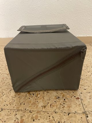 Cajonera móvil y desmontable de tela gris.