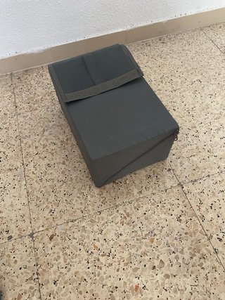 Cajonera móvil y desmontable de tela gris.