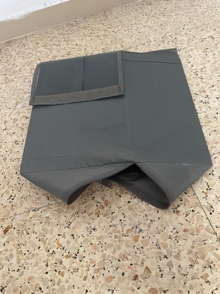 Cajonera móvil y desmontable de tela gris.