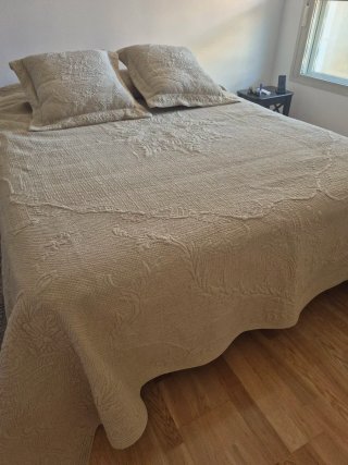 Colcha beige vintage relieve 240x260