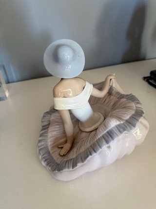 Figura porcelana Lladró mujer con sombrero