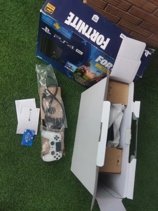 PS4 Pro 1TB + Mando