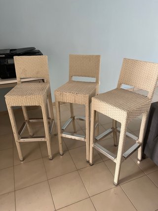 Taburetes altos beige y plateados