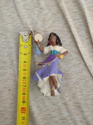 Figura Esmeralda con pandereta