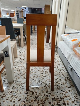 Silla de madera con asiento tapizado