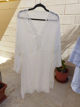 Vestido blanco y blusa rayas azul