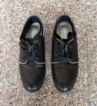 Scarpe donna nere con borchie e nastri