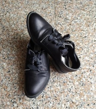Scarpe donna nere con borchie e nastri