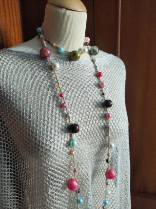 Conjunto poncho y collar.