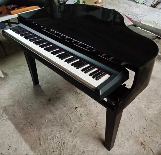 Mueble Piano Cola y Piano digital Transportable.
