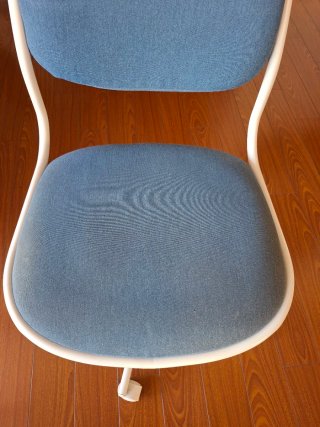 Silla de escritorio Ikea azul y blanca