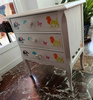 Mesita de noche vintage infantil