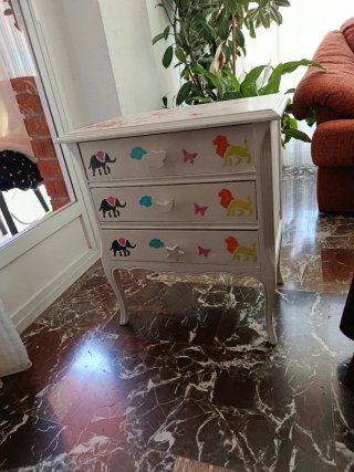 Mesita de noche vintage infantil