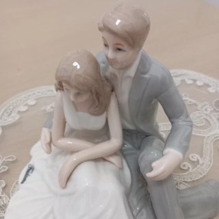Statua coppia seduta in ceramica
