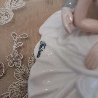 Statua coppia seduta in ceramica