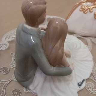 Statua coppia seduta in ceramica