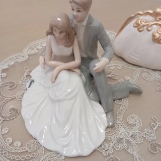 Statua coppia seduta in ceramica