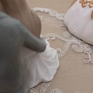 Statua coppia seduta in ceramica
