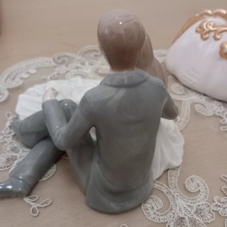 Statua coppia seduta in ceramica