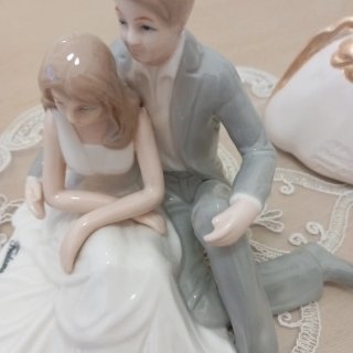 Statua coppia seduta in ceramica