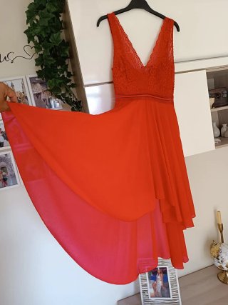 Abito asimmetrico con pizzo rosso