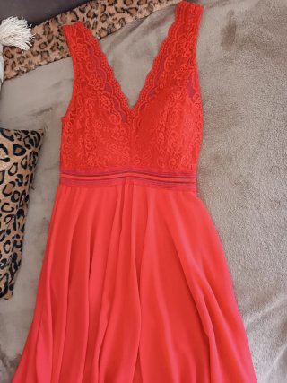 Abito asimmetrico con pizzo rosso