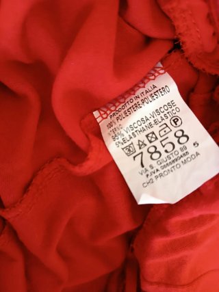 Abito asimmetrico con pizzo rosso