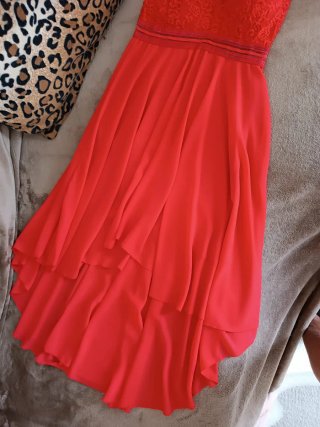 Abito asimmetrico con pizzo rosso