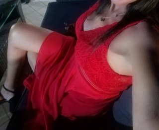 Abito asimmetrico con pizzo rosso