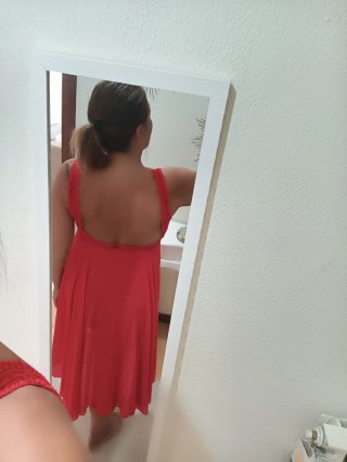 Abito asimmetrico con pizzo rosso