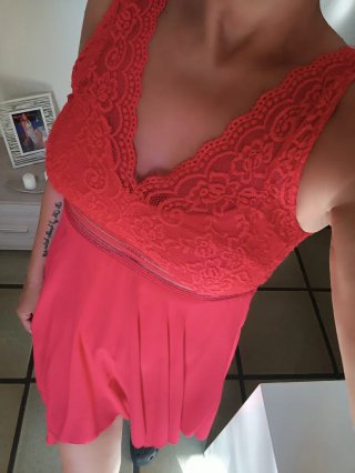Abito asimmetrico con pizzo rosso