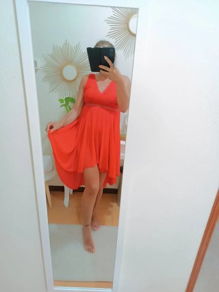 Abito asimmetrico con pizzo rosso