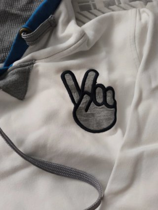 Sudadera blanca mujer con parches