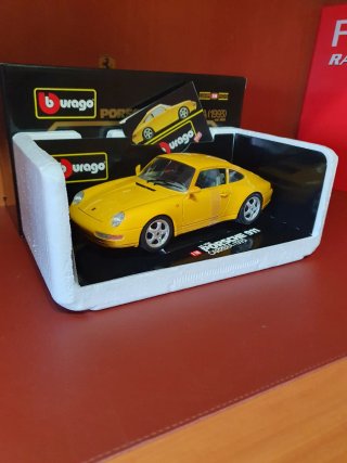 Porsche 911 Carrera  Bburago scala da 1,/18