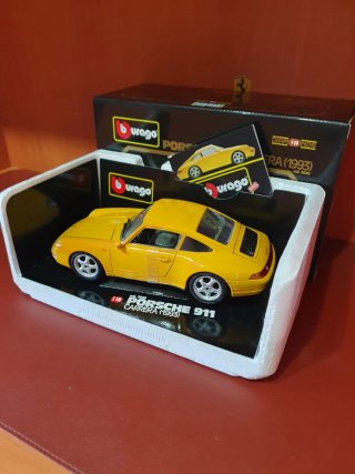Porsche 911 Carrera  Bburago scala da 1,/18