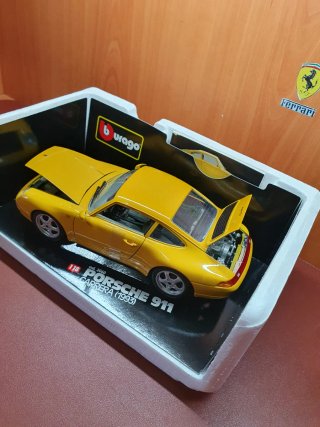 Porsche 911 Carrera  Bburago scala da 1,/18