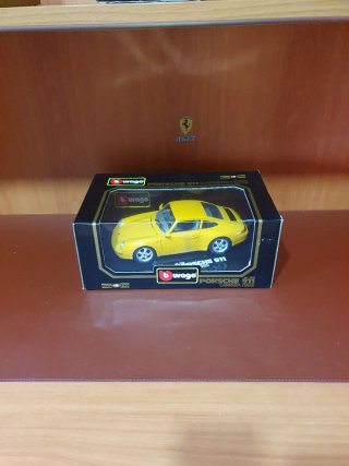 Porsche 911 Carrera  Bburago scala da 1,/18