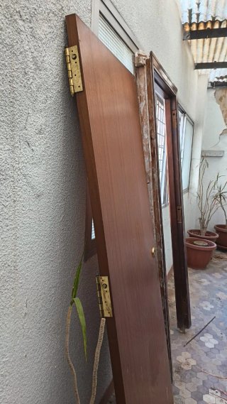 Puerta de entrada de madera