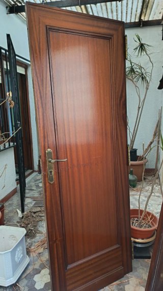 Puerta de entrada de madera