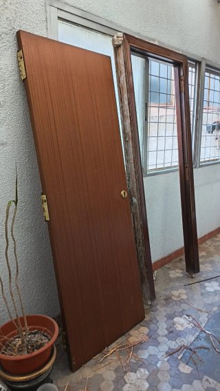 Puerta de entrada de madera