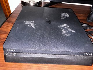 PS4 Slim + 3 controller + doppio caricatore + 10 giochi