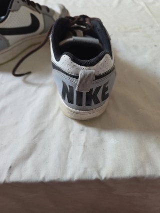 Zapatillas Nike Blancas y Grises