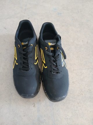 Zapatillas de trabajo U-Power negras y doradas