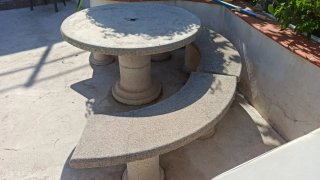 Mesa y bancos de piedra exterior