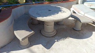 Mesa y bancos de piedra exterior